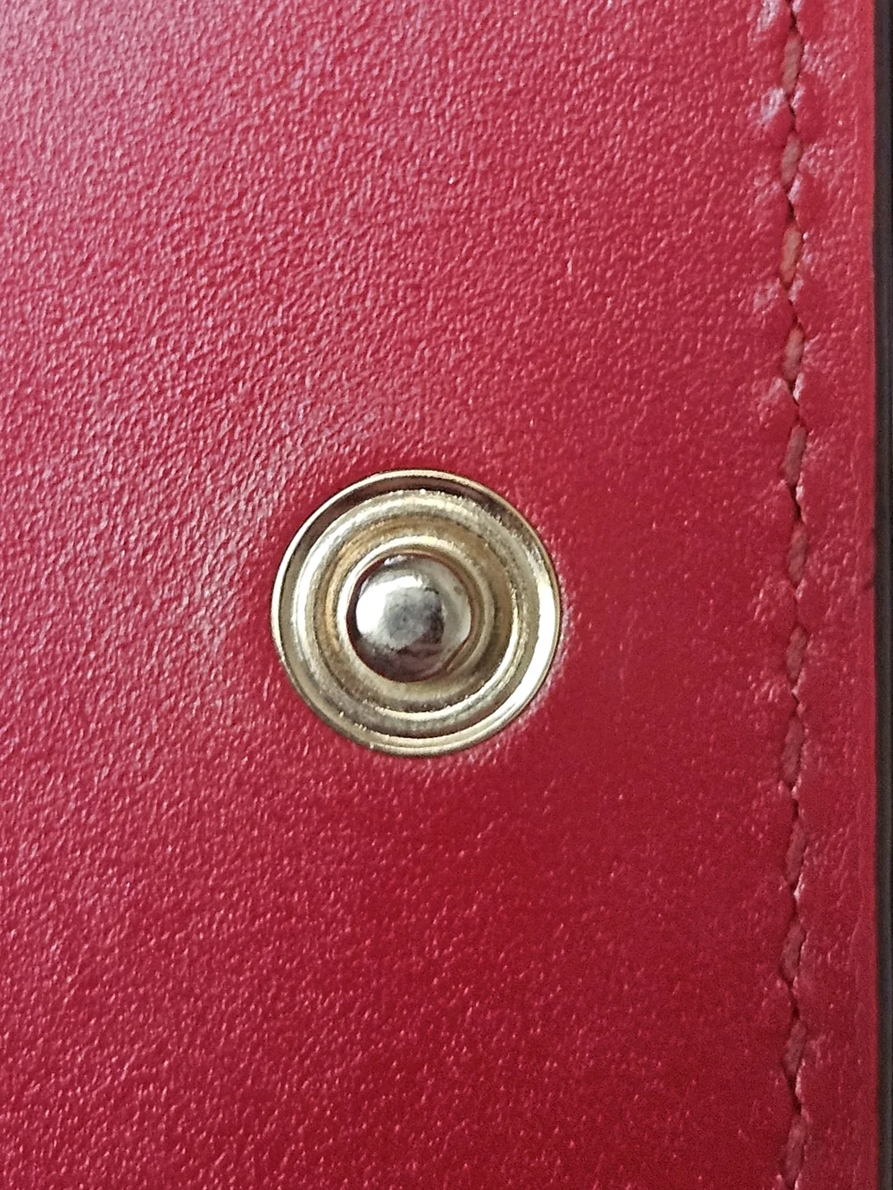 Embossed Interlocking Logo Red Wallet With COA - Picture 12 of 13